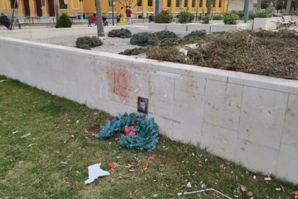 VANDALSKI ČIN U Mostaru uništen spomenik Davida Dragičevića i Dženana Memića
