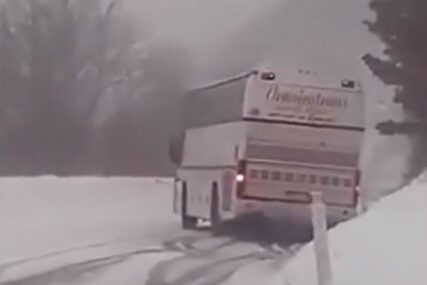 VOZAČ IZGUBIO KONTROLU Autobus na snijegu klizao niz Komar (VIDEO)