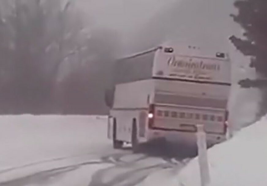 VOZAČ IZGUBIO KONTROLU Autobus na snijegu klizao niz Komar (VIDEO)