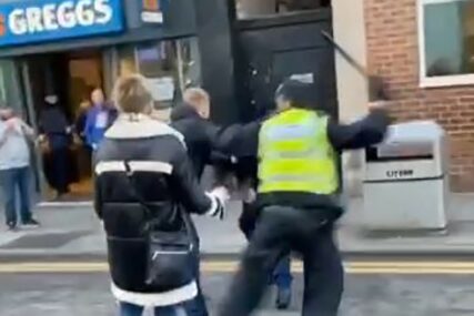 PENDREKOM PO GLAVI Policajac se brutalno iskalio na maloljetnom navijaču (VIDEO)