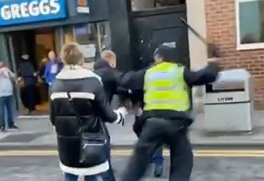 PENDREKOM PO GLAVI Policajac se brutalno iskalio na maloljetnom navijaču (VIDEO)