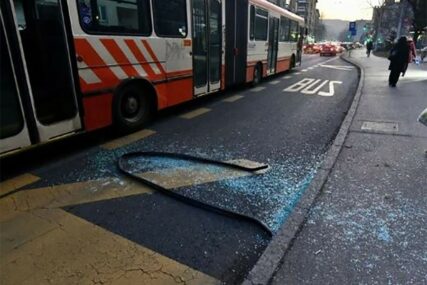 BAHATOST NA DJELU Putnik razbio staklo na trolejbusu, ubrzo je UHAPŠEN