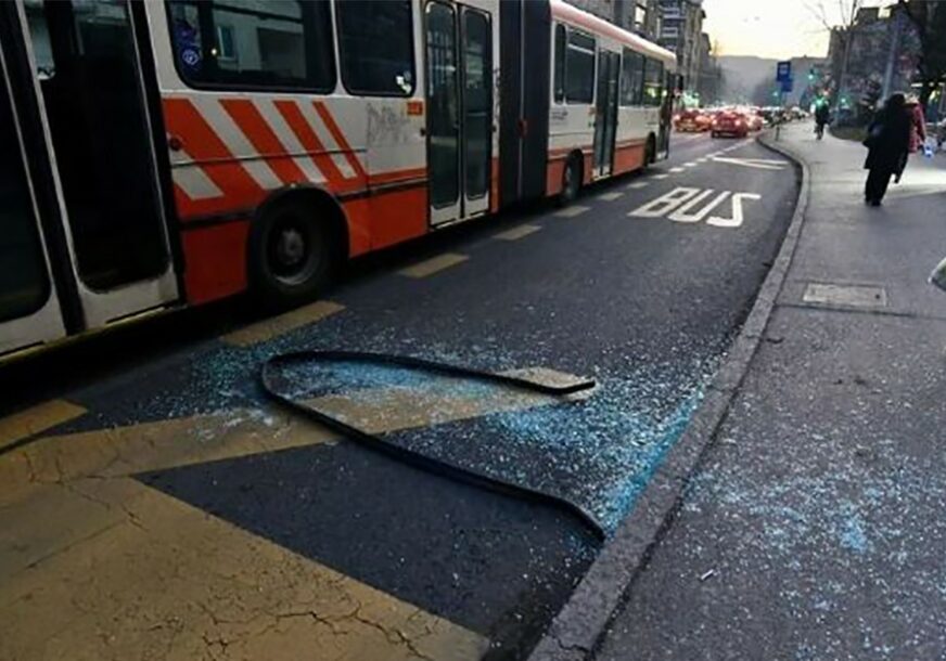 BAHATOST NA DJELU Putnik razbio staklo na trolejbusu, ubrzo je UHAPŠEN