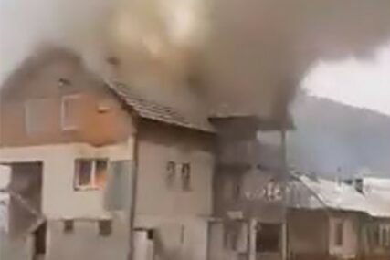 POŽAR KOD HADŽIĆA Gori porodična kuća, vatrogasci na terenu (VIDEO)