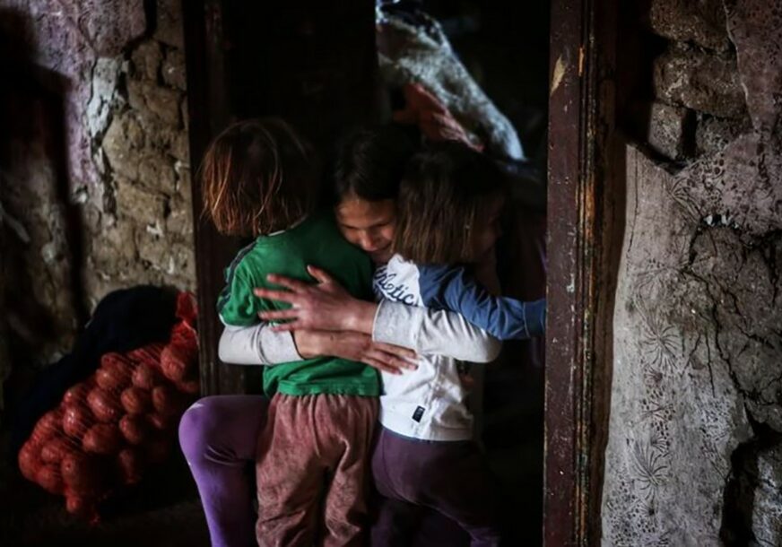 SVI ZNALI I ĆUTALI Mjesecima djeca sama živjela bez hrane u kući koja se raspada (FOTO)