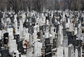 Spomenici liče na vikendice, sahrana se pretvori u gozbu: Ove običaje prema pokojnicima većina Srba poštuje, a crkva ih ne podržava