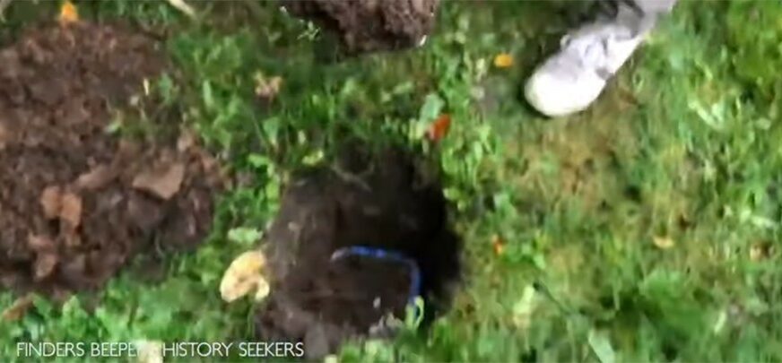 BIZARNO Zakopao hamburger sa šejkom i pomfritom u vrt i pojeo to nakon 14 MJESECI (VIDEO)
