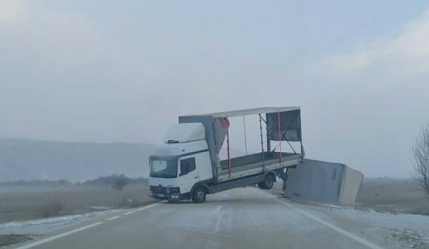 JAKO NEVRIJEME STVARA SVE VEĆE NEVOLJE Kamion se popriječio na putu kod Livna (FOTO)