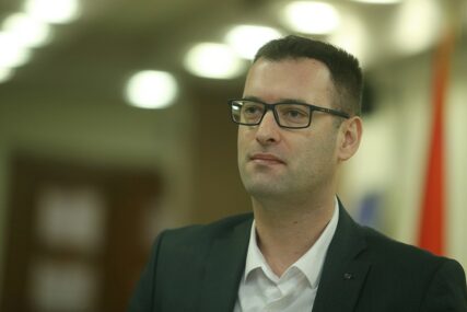 "Dosta je skrivanja iza partija i lidera" Grmuša odbornicima poslao inicijativu za sazivanje vanredne sjednice Skupštine grada