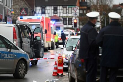 HAOS U BERLINU Vozač udario u povorku, najmanje 30 povrijeđenih (FOTO, VIDEO)