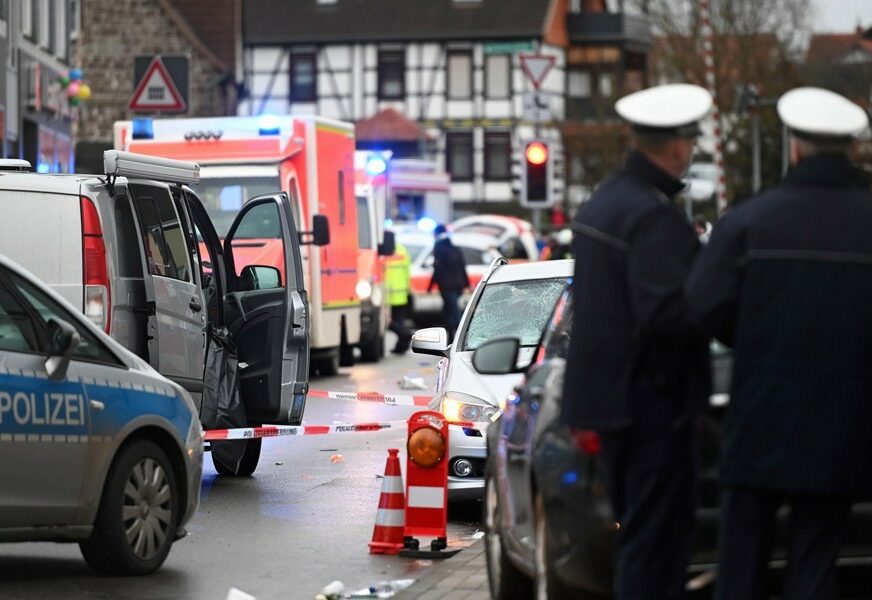HAOS U BERLINU Vozač udario u povorku, najmanje 30 povrijeđenih (FOTO, VIDEO)