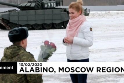 VOJSKA, ORUŽJE I TENKOVI Evo kako je ruski vojnik zaprosio djevojku (VIDEO)