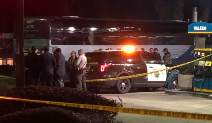 PUCNJAVA U AUTOBUSU U KALIFORNIJI U krvavom piru jedna osoba ubijena, petoro ranjenih (FOTO)