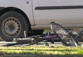 TEŠKA SAOBRAĆAJNA NESREĆA Automobilom pokosio biciklistu, muškarac preminuo u bolnici