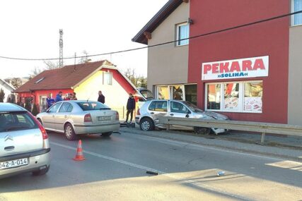 STRAHOVIT UDAR POTRESAO TUZLAKE Automobilom se zabio u izlog pekare