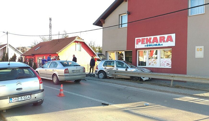 STRAHOVIT UDAR POTRESAO TUZLAKE Automobilom se zabio u izlog pekare