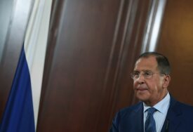 “Ozbiljan korak” Lavrov poručuje da isporuka oružja vodi ka neprihvatljivoj eskalaciji