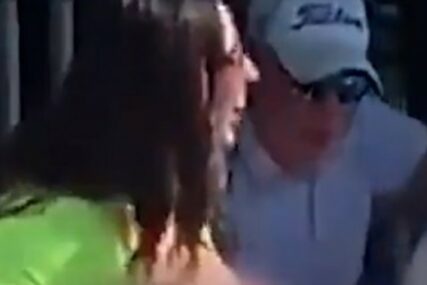 IGRAČ ODGODIO UDARAC DA SE SMIRI Na golf turniru atraktivna djevojka pokazala GOLE GRUDI (VIDEO)