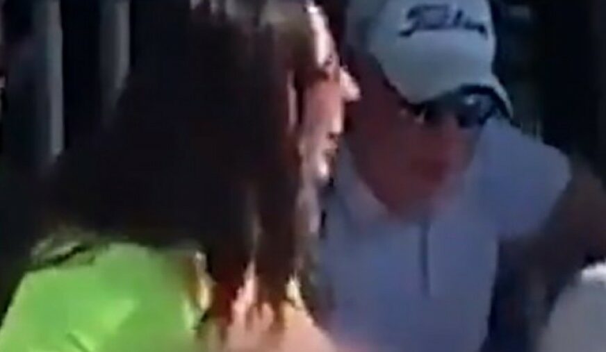 IGRAČ ODGODIO UDARAC DA SE SMIRI Na golf turniru atraktivna djevojka pokazala GOLE GRUDI (VIDEO)