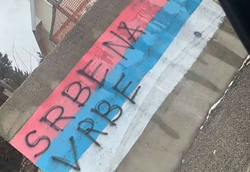 “SRBE NA VRBE” Ustaška parola ispisna preko trobojke kod Žabljaka (FOTO)