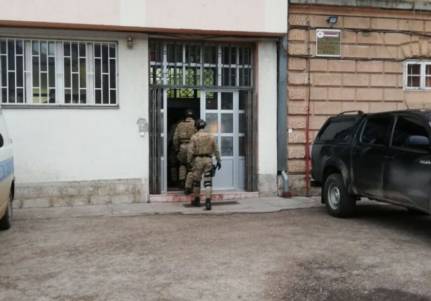 POLICIJSKA AKCIJA "MAGLIĆ" U toku pretresi na 21 lokaciji u Srpskoj, blokiran KPZ Foča  