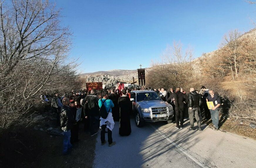 DOČEKAO IH KORDON SPECIJALACA Vjernicima iz Gacka zabranili ulazak u Crnu Goru (FOTO)
