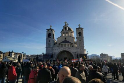 KRENULA PRVA LITIJA Hladno vrijeme ni ove nedjelje ne smeta vjernicima u Crnoj Gori (FOTO)