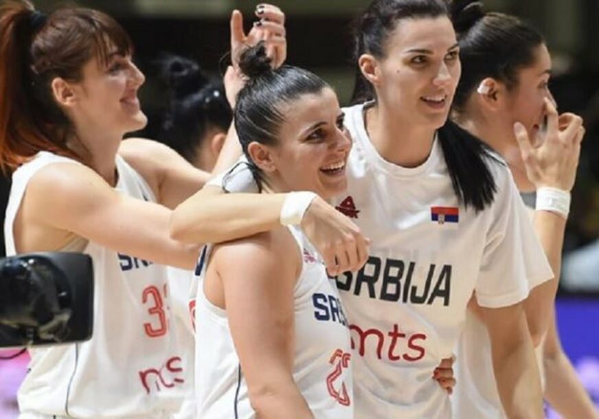 OSMIJEHOM OBASJALA DVORANU Srpske košarkašice bodrila PRELIJEPA MLADA GLUMICA (FOTO)