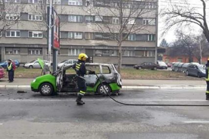 EKSPLOZIJA UZNEMIRILA GRAĐANE Taksi vozilo izgorjelo nasred ulice, vozač HITNO PREBAČEN U BOLNICU
