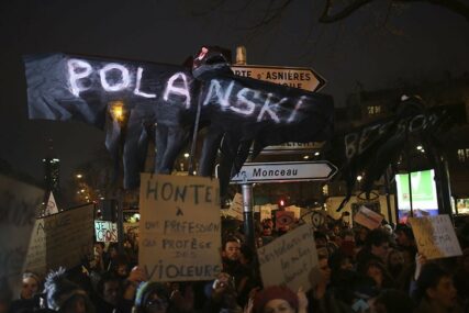 NEREDI U PARIZU Protest zbog Polanskog, policija upotrebila suzavac protiv demonstranata (VIDEO)
