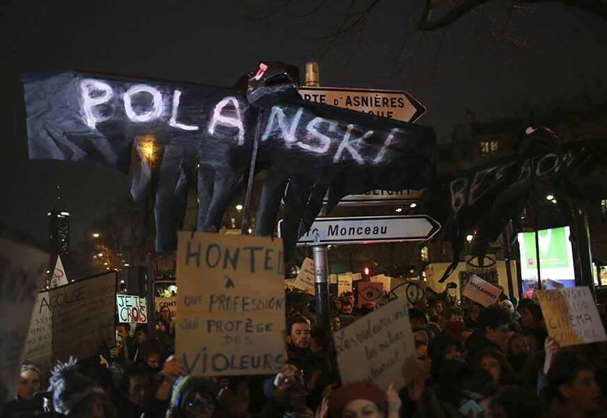NEREDI U PARIZU Protest zbog Polanskog, policija upotrebila suzavac protiv demonstranata (VIDEO)