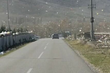 SMEĆE LETI NA SVE STRANE Ovako se odlaže otpad na deponiji kod Mostara (VIDEO)