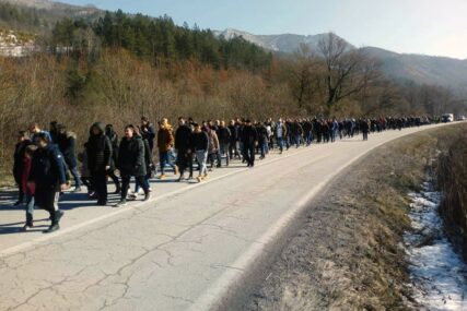 PODRŠKA SRBIMA U CRNOJ GORI Oko 1.000 vjernika u litiji dugoj 12 kilometara u Višegradu