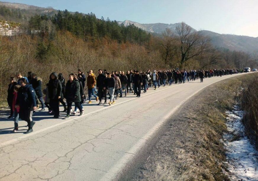 PODRŠKA SRBIMA U CRNOJ GORI Oko 1.000 vjernika u litiji dugoj 12 kilometara u Višegradu