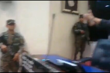 BORBA ZA BOLJU OPREMU Naoružani vojnici ušli u parlament i tražili NOVAC (VIDEO)