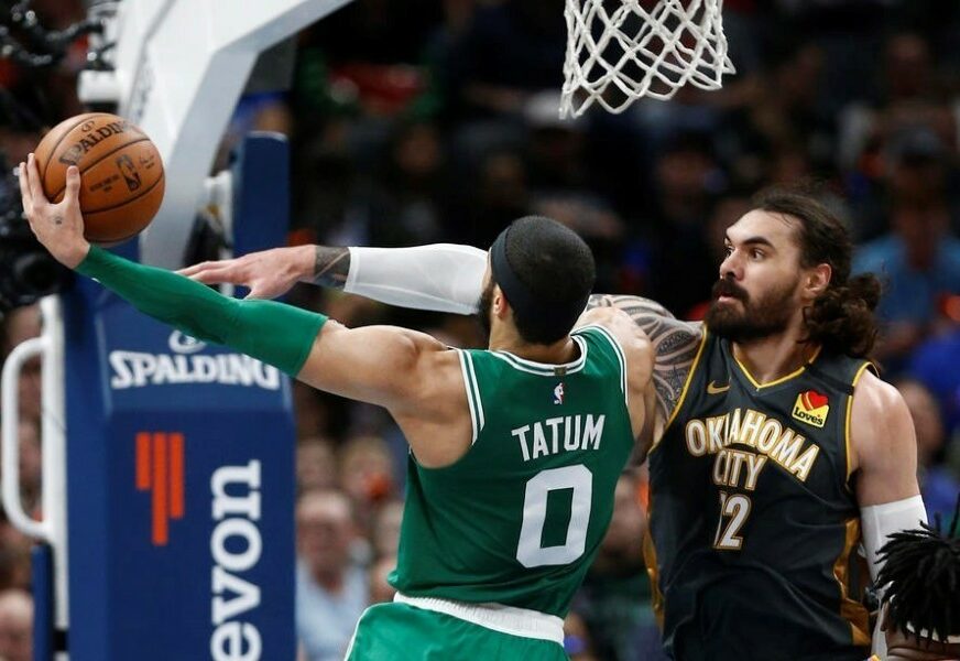 PRVA TROJKA U NBA Adams pogodio jednom rukom sa svoje polovine (VIDEO)