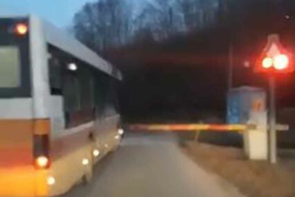 UGROZIO ŽIVOTE Policija našla vozača koji je IGNORISAO RAMPU i autobusom prešao preko prelaza