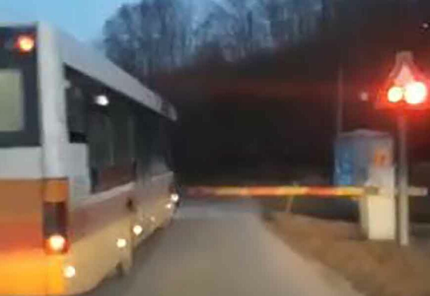 UGROZIO ŽIVOTE Policija našla vozača koji je IGNORISAO RAMPU i autobusom prešao preko prelaza