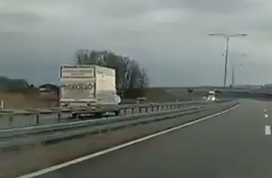 KAMIKAZA NA AUTO-PUTU Novi snimak opasne vožnje u suprotnom smjeru (VIDEO)