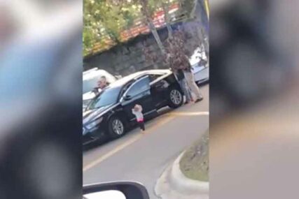 BEBA SE PREDALA POLICIJI Bosonoga djevojčica izašla iz auta sa rukama PODIGNUTIM U VAZDUH (VIDEO)