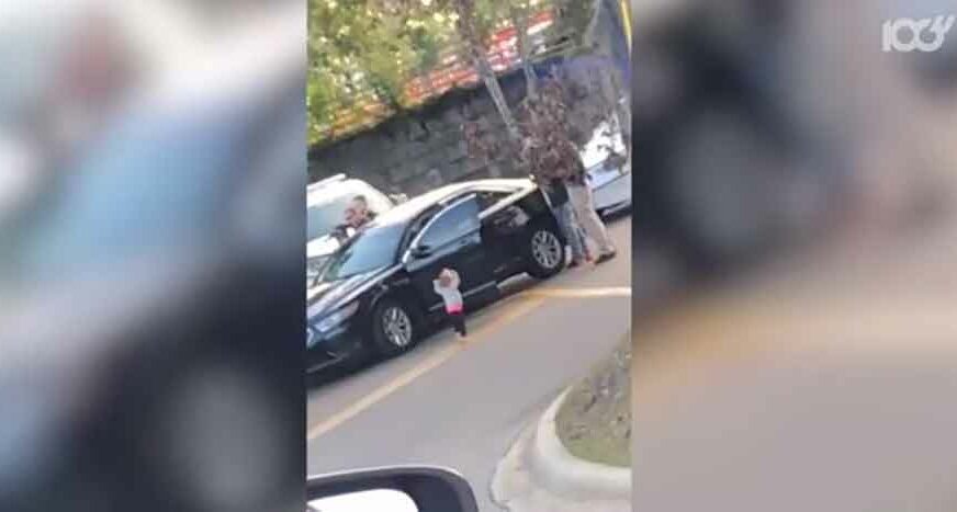 BEBA SE PREDALA POLICIJI Bosonoga djevojčica izašla iz auta sa rukama PODIGNUTIM U VAZDUH (VIDEO)