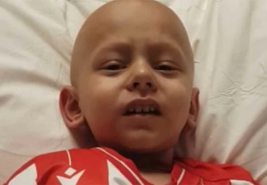 NEMA OKA KOJE ĆE OSTATI SUVO Dječak koji se bori sa rakom PJEVA uprkos bolovima (VIDEO)