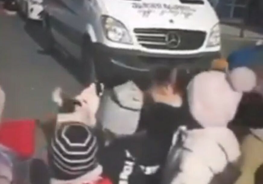 ČUVAR MALIŠANA Pas lutalica pomaže djeci da pređu ulicu (VIDEO, FOTO)