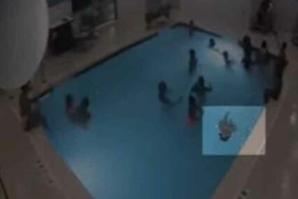 RODITELJI, DRŽITE DJECU NA OKU Dječak potonuo na dno bazena, spasen u posljednji trenutak (VIDEO)