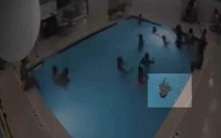 RODITELJI, DRŽITE DJECU NA OKU Dječak potonuo na dno bazena, spasen u posljednji trenutak (VIDEO)