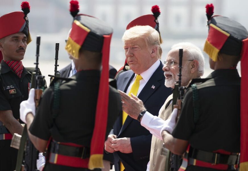 UČENICI VIČU VOLIMO TRAMPA Lider Amerike stigao u Indiju, pao ZAGRLJAJ sa premijerom (FOTO)