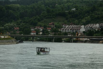 Višegrad jedini ima unutrašnji brodski saobraćaj: Izgradnja pontonskih pristaništa na Drini u toku godine