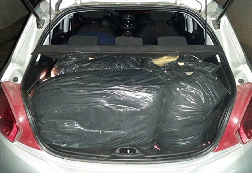 Krio duvan u vrećama u automobilu: Hapšenje u Prnjavoru zbog krijumčarenja (FOTO)