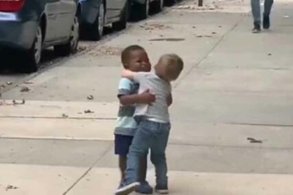 SRCA SU SE UGRIJALA Dječaci trče jedan drugom U ZAGRLJAJ jer se nisu vidjeli dva dana (VIDEO)
