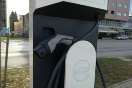“Tesla” došao do rješenja: Šta raditi dok čekate da vam se napuni električni automobil